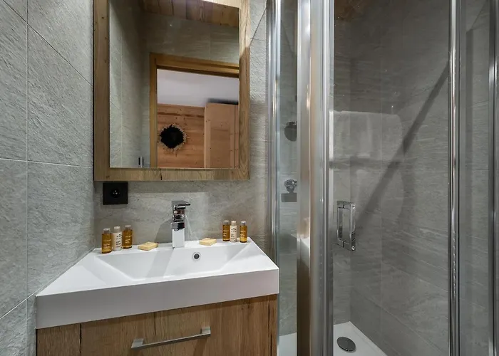 T4 A 1650, Proche Piste, Parking Et Wifi - Fr-1-563-13 *