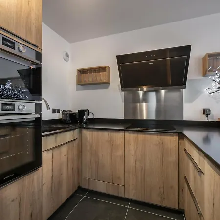 T4 A Courchevel, Proche Des Pistes, Avec Terrasse, Parking, Et Services Inclus - Fr-1-563-13