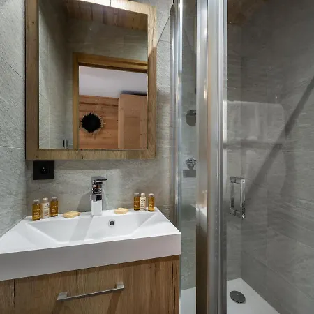 T4 A 1650, Proche Piste, Parking Et Wifi - Fr-1-563-13 *